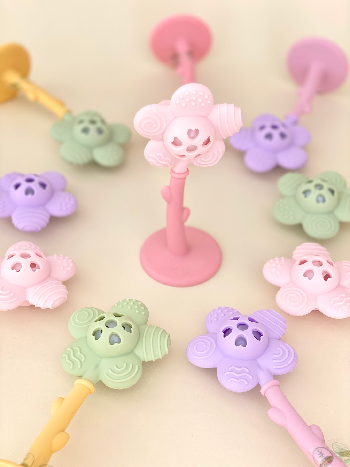 Silicone teether/rattle Flower